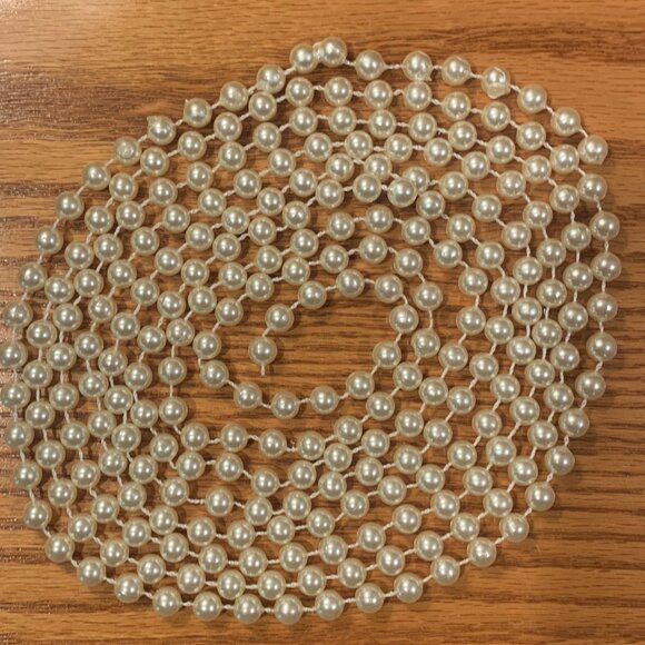 9 FEET STRAND OF PEARL LOOK BEADED CHRISTMAS GARLAND, LIKE NEW - Picture 1 of 2